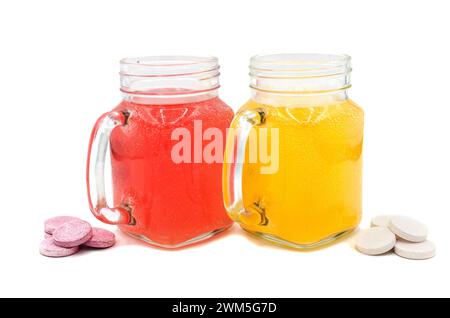 Compresse effervescenti in un bicchiere d'acqua da vicino su uno sfondo isolato. Compressa di vitamina C. Concetto di salute. Foto Stock