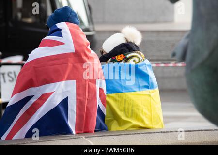 Londra, Regno Unito. 24 febbraio 2024. In occasione del secondo anniversario dell'invasione russa dell'Ucraina, i manifestanti hanno marciato da Marble Arch a Trafalgar Square a sostegno dell'Ucraina. Chiesero la fine dell'invasione russa e cercarono un maggiore aiuto militare da parte delle nazioni occidentali. Crediti: Sinai Noor/Alamy Live News Foto Stock