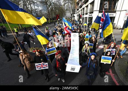 Londra, Regno Unito. 24 febbraio 2024. Due anni dopo l'invasione russa, gli ucleani si riuniscono a Marble Arch per marciare verso Trafalgar Square. Continuano a chiedere che Putin interrompa la guerra in Ucraina e a chiedere più sostegno da parte dell’Occidente. Crediti: Guy Bell/Alamy Live News Foto Stock