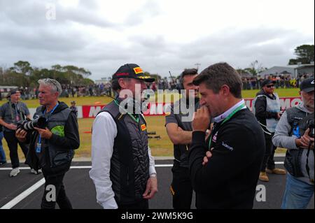 Phillip Island Grand Prix Circuit, 24 febbraio 2024: Pirelli Tyre Head parla con gli ufficiali di gara durante il Campionato del mondo Superbike 2024. (Foto di Damir IVKA/ATP Images) (IVKA DAMIR /ATP/SPP) crediti: SPP Sport Press Photo. /Alamy Live News Foto Stock