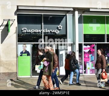 Filiale di Superdrug a Piccadilly, Manchester, Regno Unito. Superdrug ha recentemente lanciato NHS Pharmacy prima in tutti i negozi a livello nazionale, offrendo ai clienti l'accesso a consigli, cure e farmaci solo prescrizione per sette condizioni comuni nell'ambito del nuovo servizio NHS. I pazienti possono chiedere consigli e cure alle farmacie per le condizioni di salute comuni. Foto Stock