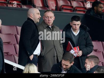 Manchester, Regno Unito. 24 febbraio 2024. Steve Cooper (c) ex allenatore del Nottingham Forest durante la partita di Premier League all'Old Trafford, Manchester. Foto: Andrew Yates/Sportimage credito: Sportimage Ltd/Alamy Live News Foto Stock