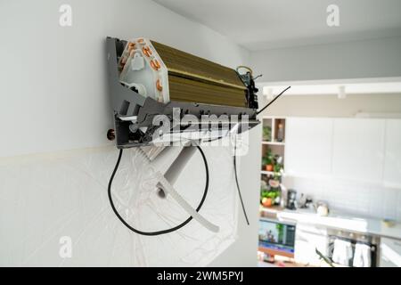 Installazione impianto di climatizzazione in camera con parete bianca nell'appartamento, primo piano Foto Stock