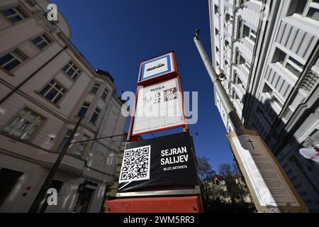 Fermata del tram Ruska (russa) e un cartello commemorativo dell'attivista per i diritti umani Seiran Saliyev, condannato a 16 anni in una colonia penale del regime rigoroso, Praga, Repubblica Ceca, 24 febbraio 2024. Qualcuno ha incollato i nomi dei prigionieri politici russi sui cartelli che segnano via Ruska (Russian) a Praga, Repubblica Ceca, 24 febbraio 2024. Il messaggio commemorava il secondo anniversario dell'aggressione russa contro l'Ucraina. I cartelli con i nomi dei prigionieri politici russi sono accompagnati da un link QR al sito web del Memoriale, che contiene le loro biografie. (Foto CTK/Katerin Foto Stock