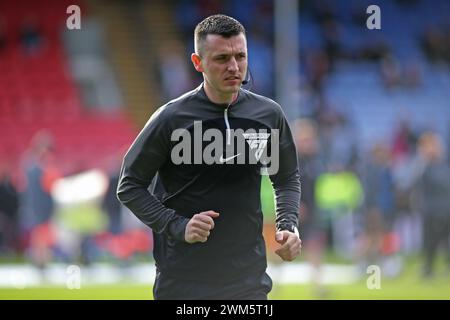 Londra, Regno Unito. 24 febbraio 2024. Londra, 24 febbraio 2024: Incontro dell'arbitro ufficiale Lewis Smith durante la partita di Premier League tra Crystal Palace e Burnley al Selhurst Park il 24 febbraio 2024 a Londra, Inghilterra. (Pedro Soares/SPP) credito: SPP Sport Press Photo. /Alamy Live News Foto Stock