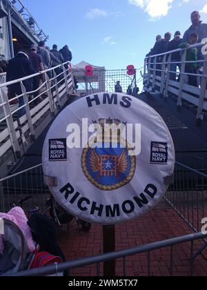 Royal Navy Perry Bouys fuori navi ormeggiate nella baia di Cardiff, Galles, Regno Unito Foto Stock