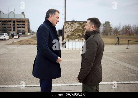 Kiev, Ucraina. 24 febbraio 2024. Il presidente ucraino Volodymyr Zelenskyy, a destra, dà il benvenuto al primo ministro belga Alexander De Croo all'arrivo per il secondo anniversario dell'invasione russa all'aeroporto di Hostomel, 24 febbraio 2024 a Kiev, Ucraina. Credito: Pool Photo/Ufficio Stampa Presidenziale ucraino/Alamy Live News Foto Stock