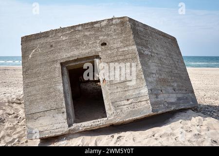 Resti del bunker tedesco della seconda guerra mondiale sulla spiaggia di Noerlev, sulla costa occidentale della Danimarca Foto Stock
