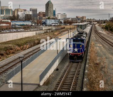 Un treno blu sui binari. Boylan Bridge a Raleigh, North Carolina Foto Stock