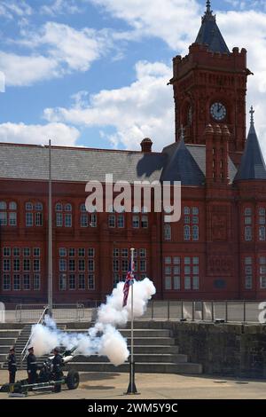 Saluti cerimoniali di 21 cannoni sparati dai Welsh Borderers, 104 Regiment, The Royal Artillery, British Army, nella baia di Cardiff, Galles, Regno Unito Foto Stock