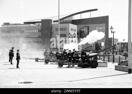 Saluti cerimoniali di 21 cannoni sparati dai Welsh Borderers, 104 Regiment, The Royal Artillery, British Army, nella baia di Cardiff, Galles, Regno Unito Foto Stock