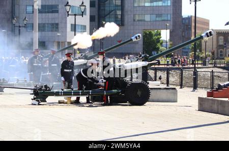 Saluti cerimoniali di 21 cannoni sparati dai Welsh Borderers, 104 Regiment, The Royal Artillery, British Army, nella baia di Cardiff, Galles, Regno Unito Foto Stock