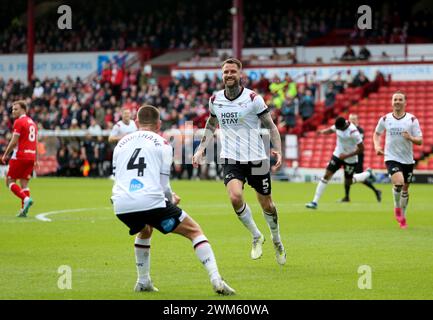 Sonny Bradley (a destra) del Derby County festeggia con Conor Hourihane (a sinistra) dopo aver segnato il suo primo gol a squadre durante la partita Sky Bet League One a Oakwell, Barnsley. Data foto: Sabato 24 febbraio 2024. Foto Stock