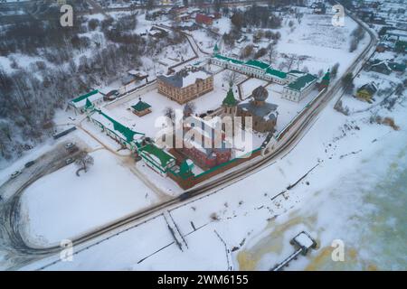 Vista dall'alto dell'antica via Staraya Ladoga Monastero di Nicola in un nuvoloso giorno di febbraio (riprese da un quadricottero). Staraya Ladoga, Russia Foto Stock