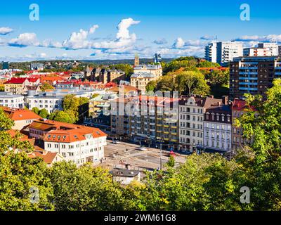 Un paesaggio urbano a Gothenburg, Svezia, caratterizzato da numerosi edifici alti che torreggiano sopra un lussureggiante paesaggio verde di alberi. Foto Stock