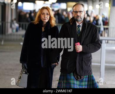 J. K. Rowling e Neil Murray arrivano per la partita del Guinness Six Nations allo Scottish gas Murrayfield Stadium di Edimburgo. Data foto: Sabato 24 febbraio 2024. Foto Stock