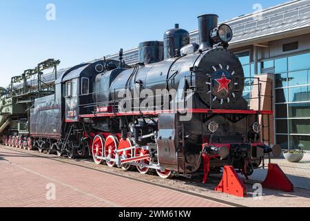 SAN PIETROBURGO, RUSSIA - 27 AGOSTO 2023: Locomotiva a vapore sovietica Em730-31 alla mostra all'aperto del Museo ferroviario russo in un'estate di sole Foto Stock