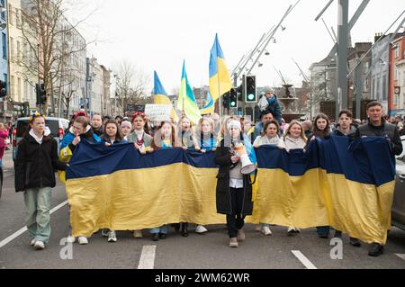 Cork, Irlanda. 24 febbraio 2024. Oggi ricorre il secondo anniversario dell'invasione su vasta scala dell'Ucraina da parte della Russia. In risposta, centinaia di ucraini si sono riuniti per una marcia nella città di Cork. Crediti: Karlis Dzjamko/Alamy Live News Foto Stock