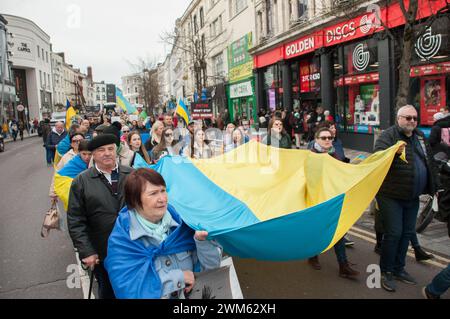 Cork, Irlanda. 24 febbraio 2024. Oggi ricorre il secondo anniversario dell'invasione su vasta scala dell'Ucraina da parte della Russia. In risposta, centinaia di ucraini si sono riuniti per una marcia nella città di Cork. Crediti: Karlis Dzjamko/Alamy Live News Foto Stock