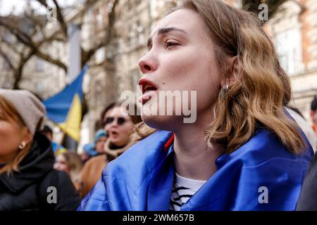 Cracovia, Polonia, 24 febbraio 2024. Gli ucraini e i loro sostenitori cantano e tengono bandiere ucraine e polacche mentre assistono a una marcia di sostegno e unione in occasione del secondo anniversario dell'invasione su vasta scala dell'esercito russo in Ucraina nella città vecchia di Cracovia. La marcia mira a mostrare l'unità del popolo ucraino polacco e mostrare sostegno all'opposizione russa e bielorussa verso la lotta Ucraina. Crediti: Dominika Zarzycka/Alamy Live News Foto Stock