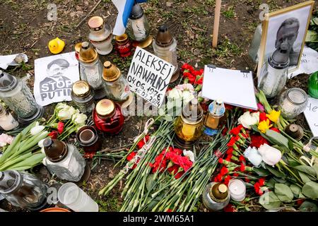 Cracovia, Polonia, 24 febbraio 2024. Il ritratto di Alexei Navalny e la luce e i fiori sono visti di fronte al consolato russo a Cracovia durante una marcia di sostegno e unione in Ucraina in occasione del secondo anniversario dell'invasione su vasta scala dell'esercito russo in Ucraina nella Piazza del mercato Vecchia nella città Vecchia di Cracovia. La marcia mira a mostrare l'unità del popolo ucraino polacco e mostrare sostegno all'opposizione russa e bielorussa verso la lotta Ucraina. Crediti: Dominika Zarzycka/Alamy Live News Foto Stock