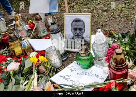 Cracovia, Polonia, 24 febbraio 2024. Il ritratto di Alexei Navalny e la luce e i fiori sono visti di fronte al consolato russo a Cracovia durante una marcia di sostegno e unione in Ucraina in occasione del secondo anniversario dell'invasione su vasta scala dell'esercito russo in Ucraina nella Piazza del mercato Vecchia nella città Vecchia di Cracovia. La marcia mira a mostrare l'unità del popolo ucraino polacco e mostrare sostegno all'opposizione russa e bielorussa verso la lotta Ucraina. Crediti: Dominika Zarzycka/Alamy Live News Foto Stock