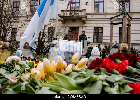 Cracovia, Polonia, 24 febbraio 2024. Il ritratto di Alexei Navalny e la luce e i fiori sono visti di fronte al consolato russo a Cracovia durante una marcia di sostegno e unione in Ucraina in occasione del secondo anniversario dell'invasione su vasta scala dell'esercito russo in Ucraina nella Piazza del mercato Vecchia nella città Vecchia di Cracovia. La marcia mira a mostrare l'unità del popolo ucraino polacco e mostrare sostegno all'opposizione russa e bielorussa verso la lotta Ucraina. Crediti: Dominika Zarzycka/Alamy Live News Foto Stock