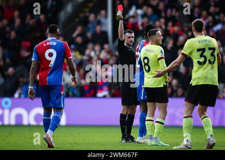 LONDRA, Regno Unito - 24 febbraio 2024: A Josh Brownhill di Burnley viene mostrato un cartellino rosso diretto dall'arbitro Lewis Smith durante la partita di Premier League tra Crystal Palace FC e Burnley FC al Selhurst Park (credito: Craig Mercer/ Alamy Live News) Foto Stock