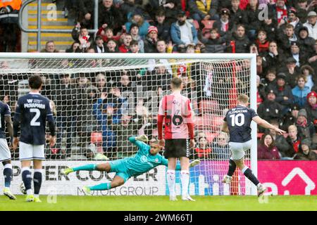 Southampton, Regno Unito. 24 febbraio 2024. L'attaccante del Millwall Zian Flemming (10) segna un GOL di 1-2 e il portiere di rigore del Southampton Gavin Bazunu (31) durante il Southampton FC contro Millwall FC allo St.Mary's Stadium, Southampton, Inghilterra, Regno Unito il 24 febbraio 2024 Credit: Every Second Media/Alamy Live News Foto Stock