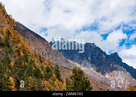 Paesaggio montuoso dell'Himalaya sulla strada per il campo base di Kanchenjunga a Taplejung Nepal Foto Stock