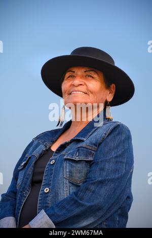 Marian Sorace della tribù Singacu Lakota Oyate nel Badlands National Park, South Dakota. Foto Stock