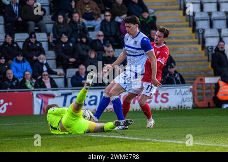 Morecambe sabato 24 febbraio 2024. Harvey Cartwright di Grimsby Town fa il salvataggio durante la partita di Sky Bet League 2 tra Morecambe e Grimsby Town alla Globe Arena di Morecambe, sabato 24 febbraio 2024. (Foto: Ian Charles | mi News) crediti: MI News & Sport /Alamy Live News Foto Stock