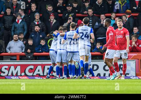 Morecambe sabato 24 febbraio 2024. I giocatori del Grimsby Town FC celebrano il loro gol di apertura durante la partita di Sky Bet League 2 tra Morecambe e Grimsby Town alla Globe Arena di Morecambe, sabato 24 febbraio 2024. (Foto: Ian Charles | mi News) crediti: MI News & Sport /Alamy Live News Foto Stock