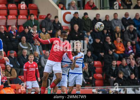 Morecambe sabato 24 febbraio 2024. Yann Songo'o di Morecambe si dirige verso la palla durante la partita di Sky Bet League 2 tra Morecambe e Grimsby Town alla Globe Arena, Morecambe, sabato 24 febbraio 2024. (Foto: Ian Charles | mi News) crediti: MI News & Sport /Alamy Live News Foto Stock