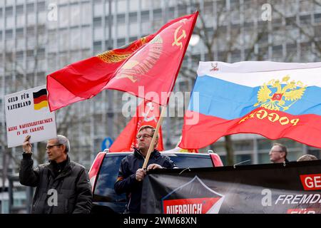 Demonstrantne schwenken russische Fahnen bei einer pro-russischen Demonstration auf dem Rudolfplatz anlässlich des Jahrestags des Ukraine-Kriegs. Die Demonstranten fordern Friedensverhandlungen statt Waffenlieferungen und kritisieren Hetze gegen Russland in den deutschen Medien. Köln, 24.02.2024 NRW Deutschland *** i manifestanti ondeggiano bandiere russe in una manifestazione filo-russa sulla Rudolfplatz per celebrare l'anniversario della guerra in Ucraina i manifestanti chiedono negoziati di pace invece di forniture di armi e criticano l'incitamento contro la Russia nei media tedeschi Colonia, 24 02 2024 NRW germ Foto Stock