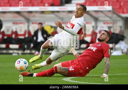 Stoccarda, Germania. 24 febbraio 2024. Calcio: Bundesliga, VfB Stuttgart - 1. FC Köln, Matchday 23, alla MHPArena. Enzo Millot (l) di Stoccarda in azione con Julian Chabot di Colonia. Credito: Marijan Murat/dpa - NOTA IMPORTANTE: in conformità con i regolamenti della DFL German Football League e della DFB German Football Association, è vietato utilizzare o far utilizzare fotografie scattate nello stadio e/o della partita sotto forma di immagini sequenziali e/o serie di foto video./dpa/Alamy Live News Foto Stock