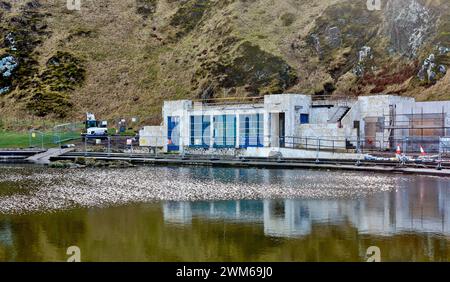 Le piscine all'aperto Tarlair Macduff Scotland sono state rinnovate sui vecchi edifici bianchi Foto Stock