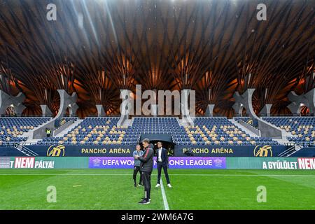 Felcsut, Ungheria. 23 febbraio 2024. Direttore sportivo del Belgio Football Frank Vercauteren, allenatore di portiere del Belgio Jan Van Steenberghe, direttore operativo calcio del Belgio Jelle Schelstraete, nella foto precedente a una partita tra le squadre nazionali di Ungheria e Belgio, chiamata The Red Flames nella promozione/retrocessione tra i gruppi A e B, partita di andata nella competizione UEFA Women's Nations League 2023-24, venerdì 23 febbraio 2024 a Felcsut, UNGHERIA. Crediti: Sportpix/Alamy Live News Foto Stock