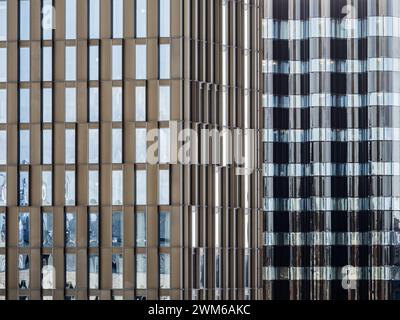 Due alti edifici che sorgono uno accanto all'altro nel paesaggio urbano di Gothenburg, Svezia. Le strutture sovrastano il paesaggio urbano circostante, sho Foto Stock