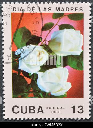Francobollo cancellato stampato da Cuba, che mostra Roses, festa della mamma, circa 1988. Foto Stock