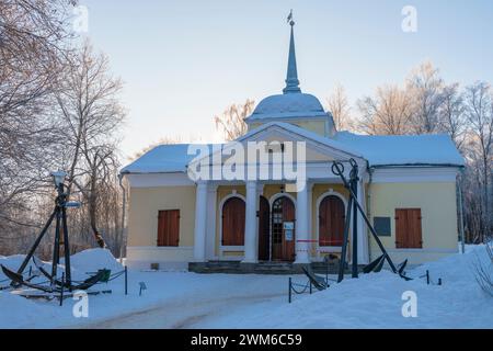 PERESLAVL-ZALESSKY, RUSSIA - 4 GENNAIO 2024: L'antico edificio della "Casa delle barche" nel museo-tenuta "barca di Pietro il grande" su un veicolo elettrico di gennaio Foto Stock