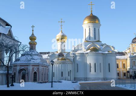 Antiche chiese della Santissima Trinità Sergius Lavra nel pomeriggio di gennaio. Sergiev Posad, regione di Mosca. Russia Foto Stock