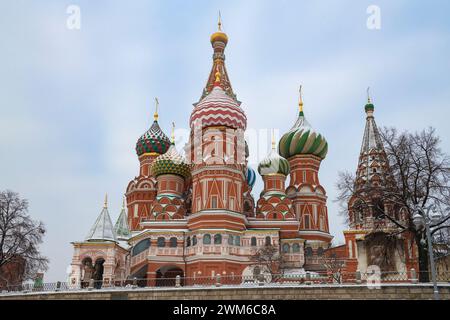 Antica cattedrale dell'Intercessione della Beata Vergine Maria (Cattedrale di San Basilio) in un nuvoloso giorno di gennaio. Mosca, Russia Foto Stock