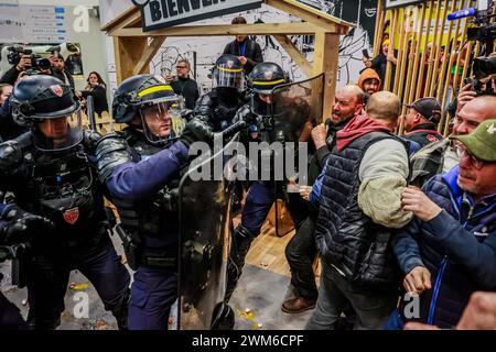 © PHOTOPQR/SUD OUEST/BONNAUD GUILLAUME LE 24 FEVRIER 2024/A PARIS/OUVERTURE DU SALON DE L'AGRICULTURE/ JUSQU'A 15 H LA FNSEA AVEC LES JA ET LA COORDINATION RURALE MANIFESTENT CONTRE LA VENUE DU PRESIDENT EMMANUEL-MACRON/LES CRS REPOUSSERONT LES ASSAUTS polizia antisommossa francese interviene agli agricoltori che si riuniscono al Salon de l'Agriculture di Parigi questa mattina, a margine della visita di Emmanuel Macron durante la 60a Fiera Internazionale dell'Agricoltura (Salon de l'Agriculture) al centro esposizioni porte Versailles di Parigi, Francia, il 24 febbraio 2024. Foto Stock