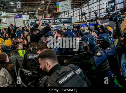 © PHOTOPQR/SUD OUEST/BONNAUD GUILLAUME LE 24 FEVRIER 2024/A PARIS/OUVERTURE DU SALON DE L'AGRICULTURE/ JUSQU'A 15 H LA FNSEA AVEC LES JA ET LA COORDINATION RURALE MANIFESTENT CONTRE LA VENUE DU PRESIDENT EMMANUEL-MACRON/LES CRS REPOUSSERONT LES ASSAUTS polizia antisommossa francese interviene agli agricoltori che si riuniscono al Salon de l'Agriculture di Parigi questa mattina, a margine della visita di Emmanuel Macron durante la 60a Fiera Internazionale dell'Agricoltura (Salon de l'Agriculture) al centro esposizioni porte Versailles di Parigi, Francia, il 24 febbraio 2024. Foto Stock