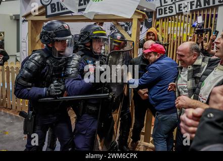 © PHOTOPQR/SUD OUEST/BONNAUD GUILLAUME LE 24 FEVRIER 2024/A PARIS/OUVERTURE DU SALON DE L'AGRICULTURE/ JUSQU'A 15 H LA FNSEA AVEC LES JA ET LA COORDINATION RURALE MANIFESTENT CONTRE LA VENUE DU PRESIDENT EMMANUEL-MACRON/LES CRS REPOUSSERONT LES ASSAUTS polizia antisommossa francese interviene agli agricoltori che si riuniscono al Salon de l'Agriculture di Parigi questa mattina, a margine della visita di Emmanuel Macron durante la 60a Fiera Internazionale dell'Agricoltura (Salon de l'Agriculture) al centro esposizioni porte Versailles di Parigi, Francia, il 24 febbraio 2024. Foto Stock