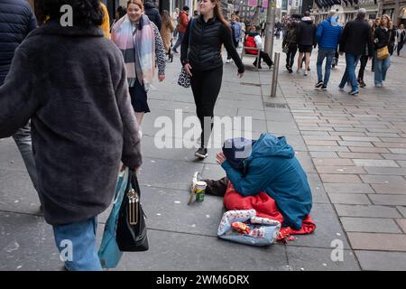 Glasgow, Regno Unito, 24 febbraio 2024. Mendicanti nelle strade del centro città, a Glasgow, in Scozia, il 24 febbraio 2024. Foto di Jeremy Sutton-Hibbert/Alamy Live News. Foto Stock