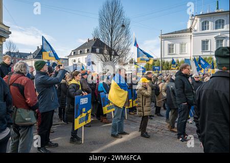 Copenaghen, Danimarca, 24 febbraio 2023. Manifestazione di fronte all'ambasciata russa a Copenaghen in occasione del secondo anniversario della guerra. Crediti: Stig Alenäs/Alamy Live News Foto Stock