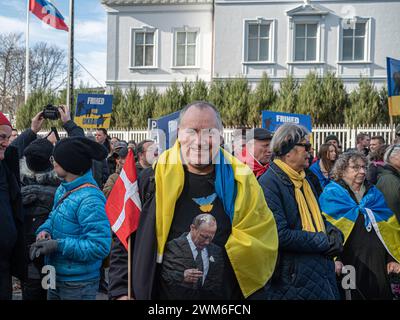 Copenaghen, Danimarca, 24 febbraio 2023. Manifestazione di fronte all'ambasciata russa a Copenaghen in occasione del secondo anniversario della guerra. Crediti: Stig Alenäs/Alamy Live News Foto Stock