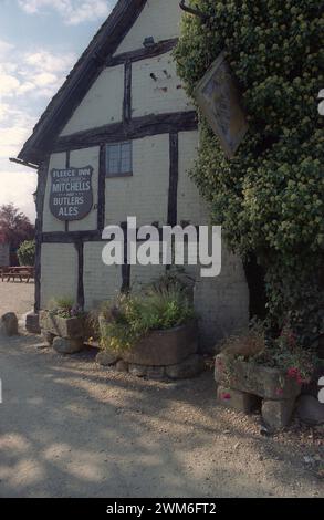 Un esterno del pub del National Trust, il Fleece Inn, Bretforton, Worcestershire, in un giorno di settembre quando la Sealed Knot Society stava dando una diciassettesima rievocazione della guerra civile inglese Foto Stock